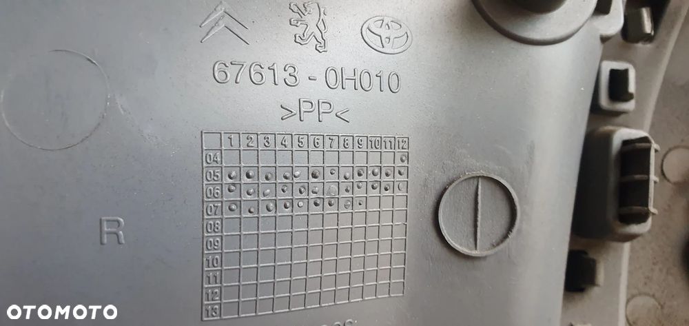 Tapicerka boczek prawy tył tylna prawa Toyota Aygo 67613-0H010 - 6
