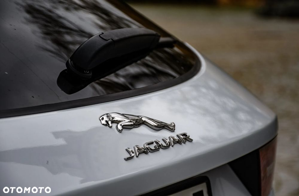 Jaguar E-Pace P250 AWD R-Dynamic S - 36