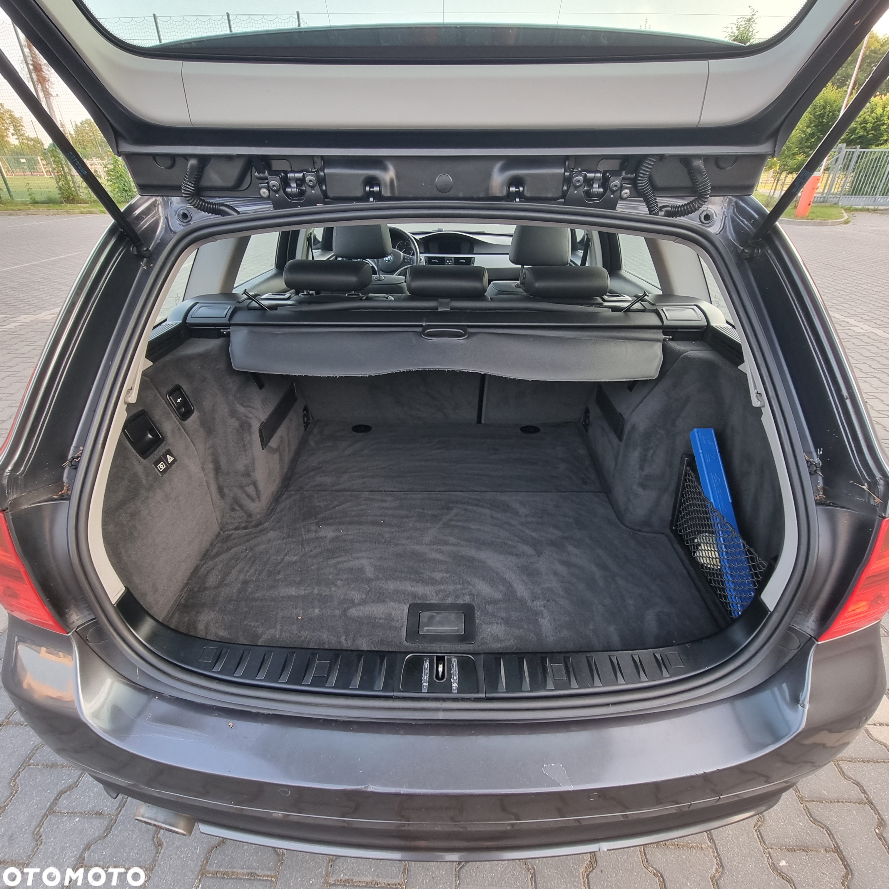BMW Seria 3 320d DPF Touring - 11