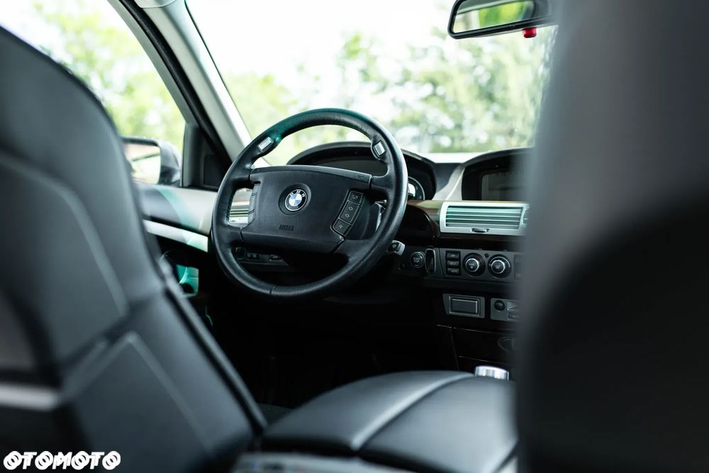 BMW Seria 7 750i - 12