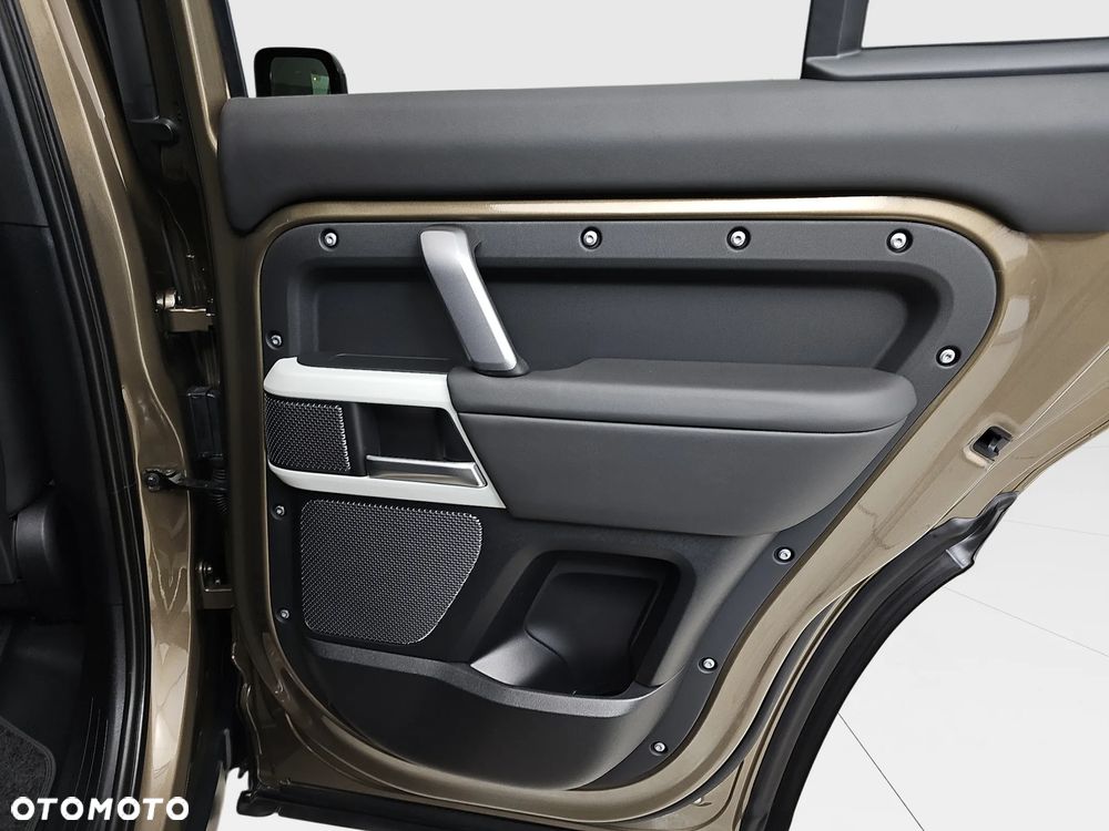Land Rover Defender 3.0 D300 mHEV X-Dynamic HSE - 30