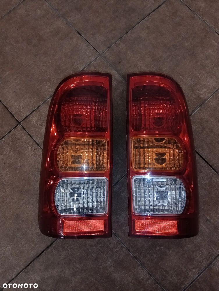 Lampy tylne Toyota Hilux 05-15 ORYGINALNE EUROPA - 1