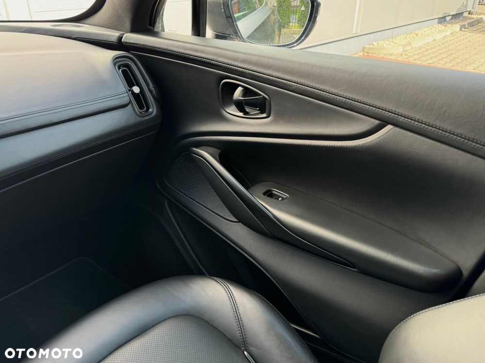 Aston Martin DBX - 11