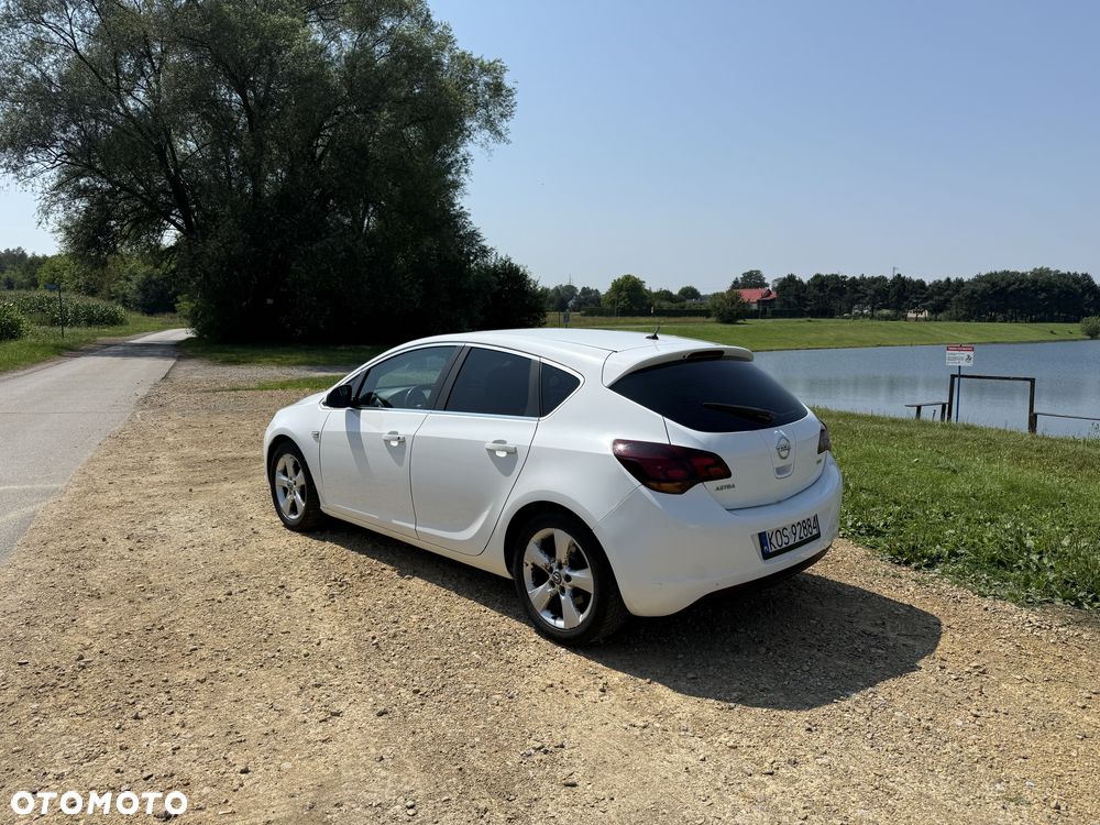 Opel Astra 2010 photo 3