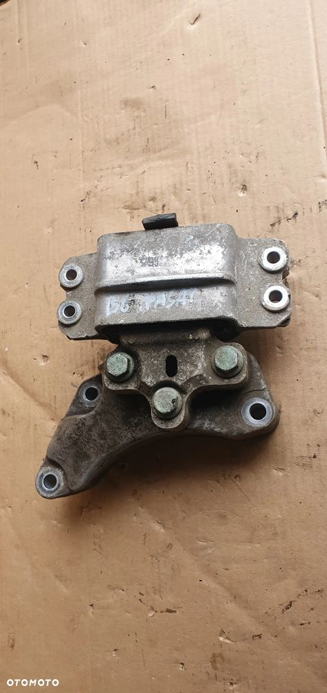 Łapa poduszka silnika VW Passat B6 2.0 TDI 1K0199117 3C0199555AA - 1