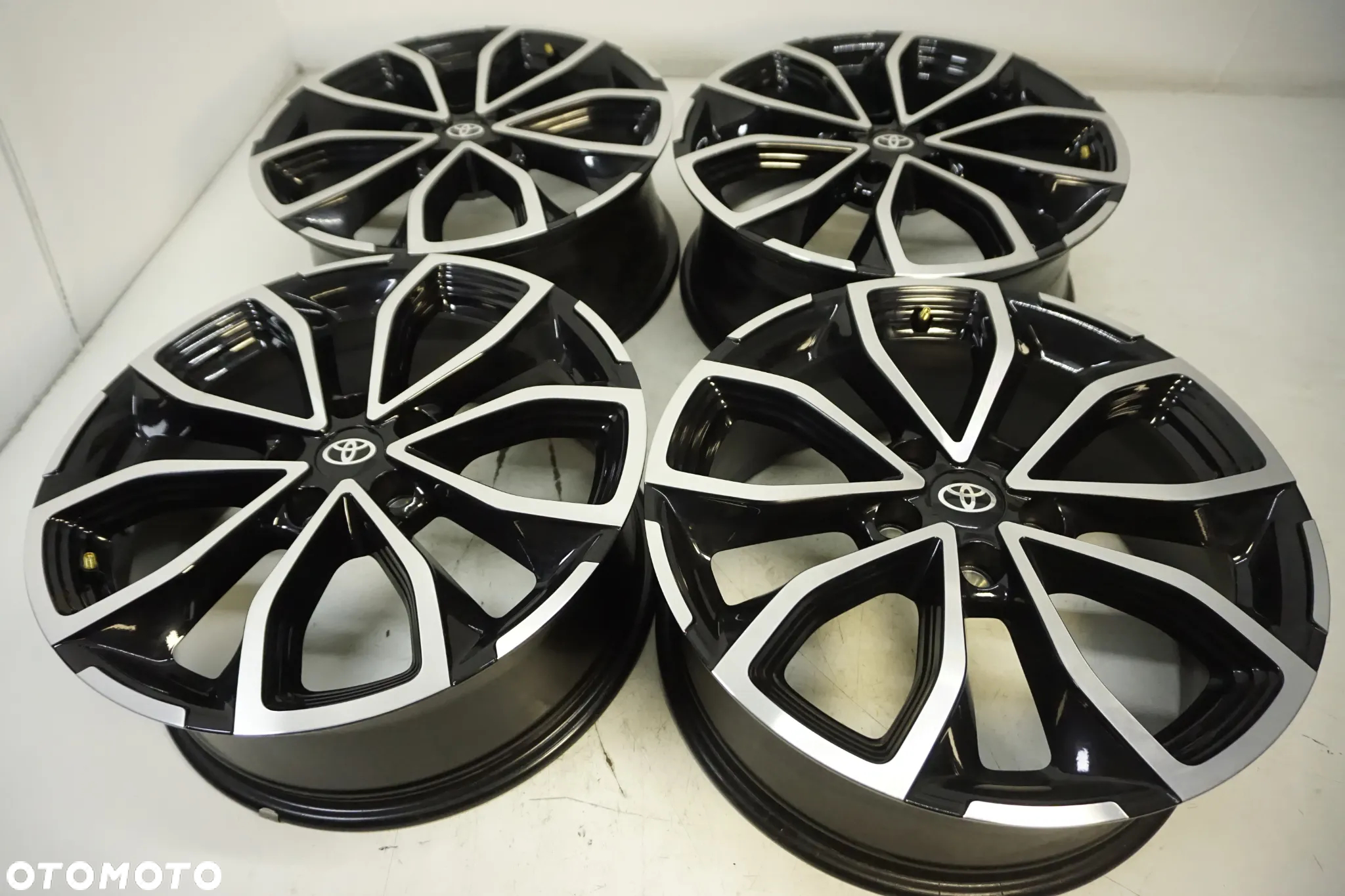 FELGI ALUMINIOWE 18 TOYOTA  CH-R AURIS AVENSIS RAV 4 COROLLA VERSO YARIS CROSS CAMRY  5X114,3 - 2