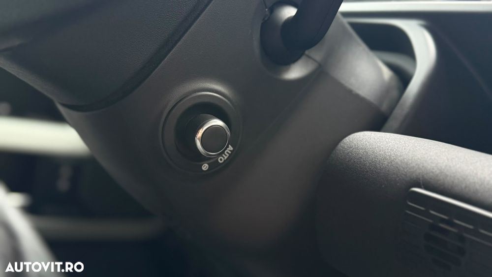 Land Rover Defender 110 2.0L D240 SE - 31