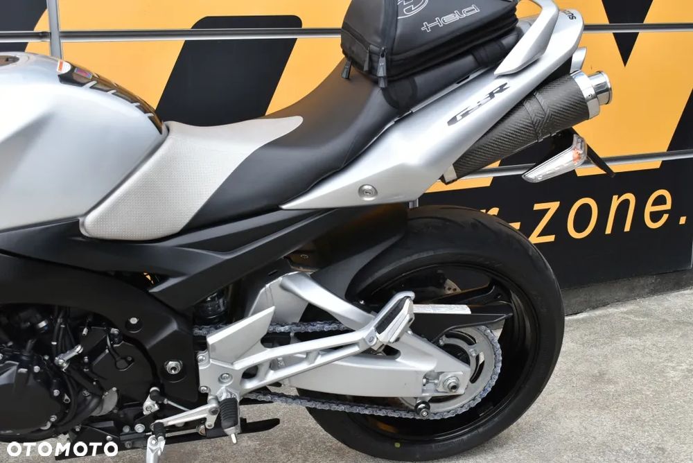 Suzuki GSR - 11