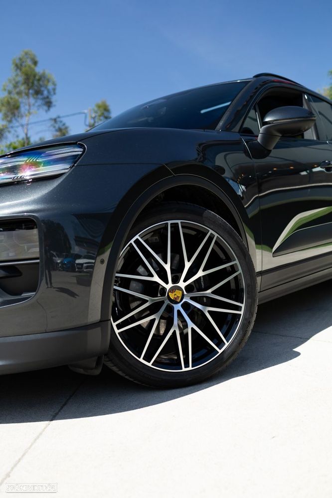 Porsche Macan Electric 4 - 17