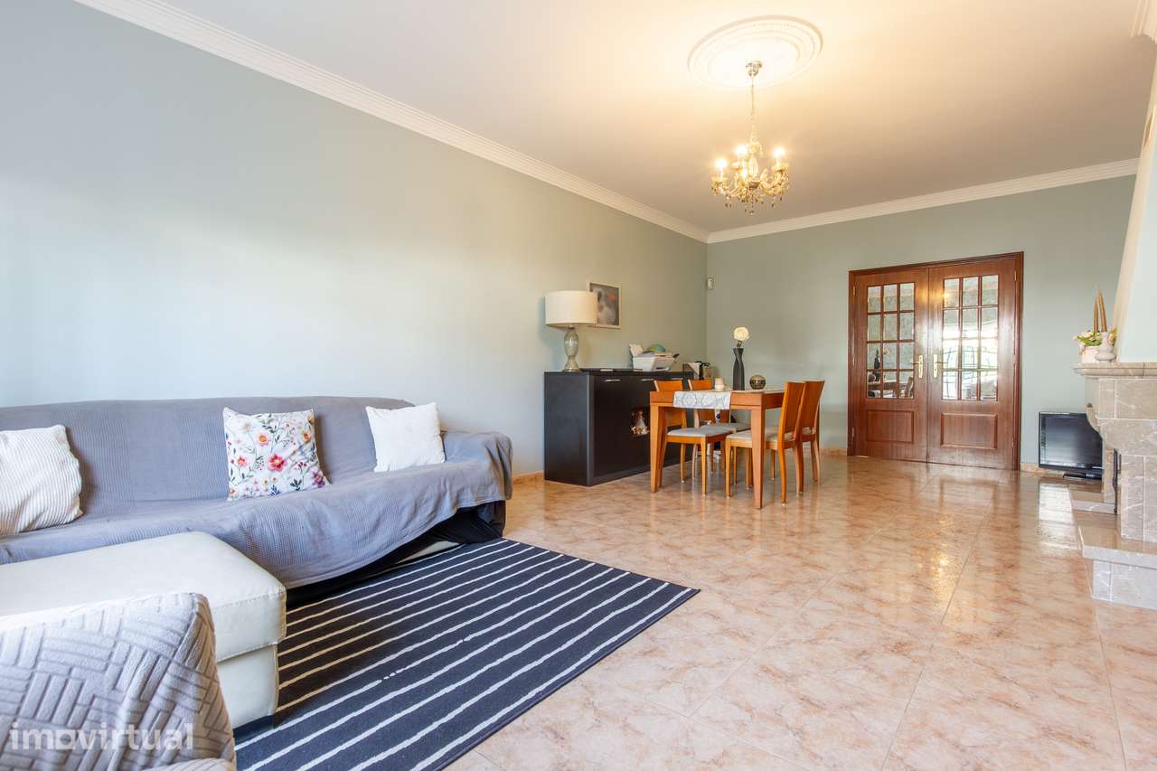 Quinta do Conde – Moradia Geminada de 4 assoalhadas c/ garagem - Grande imagem: 2/29