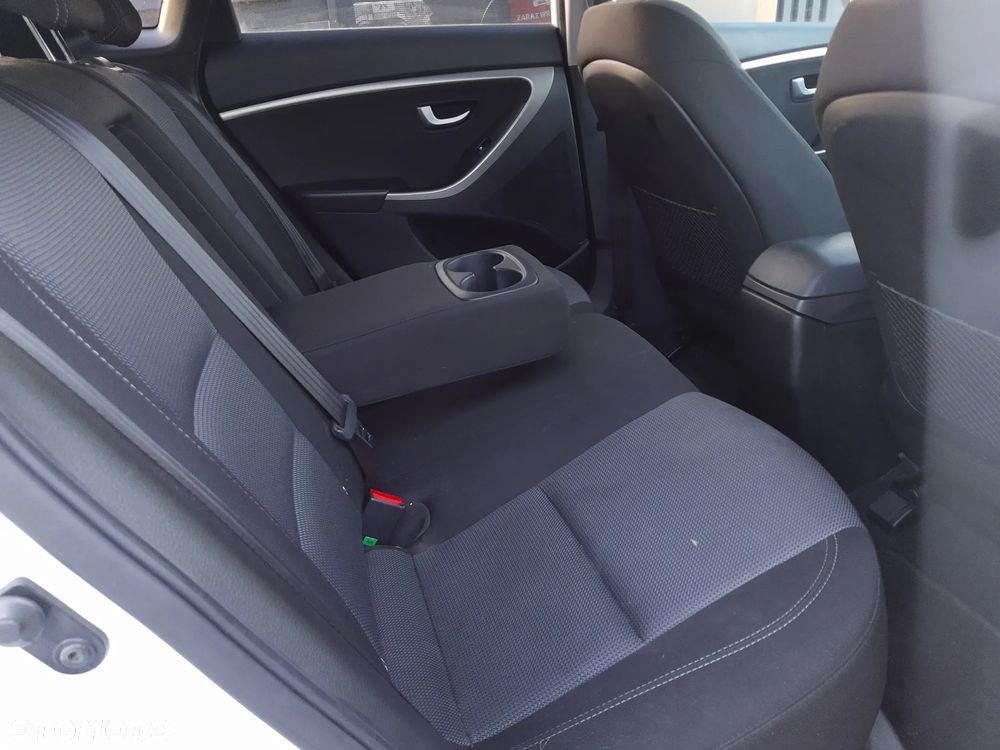 Hyundai i30 blue 1.6 CRDi Passion - 13