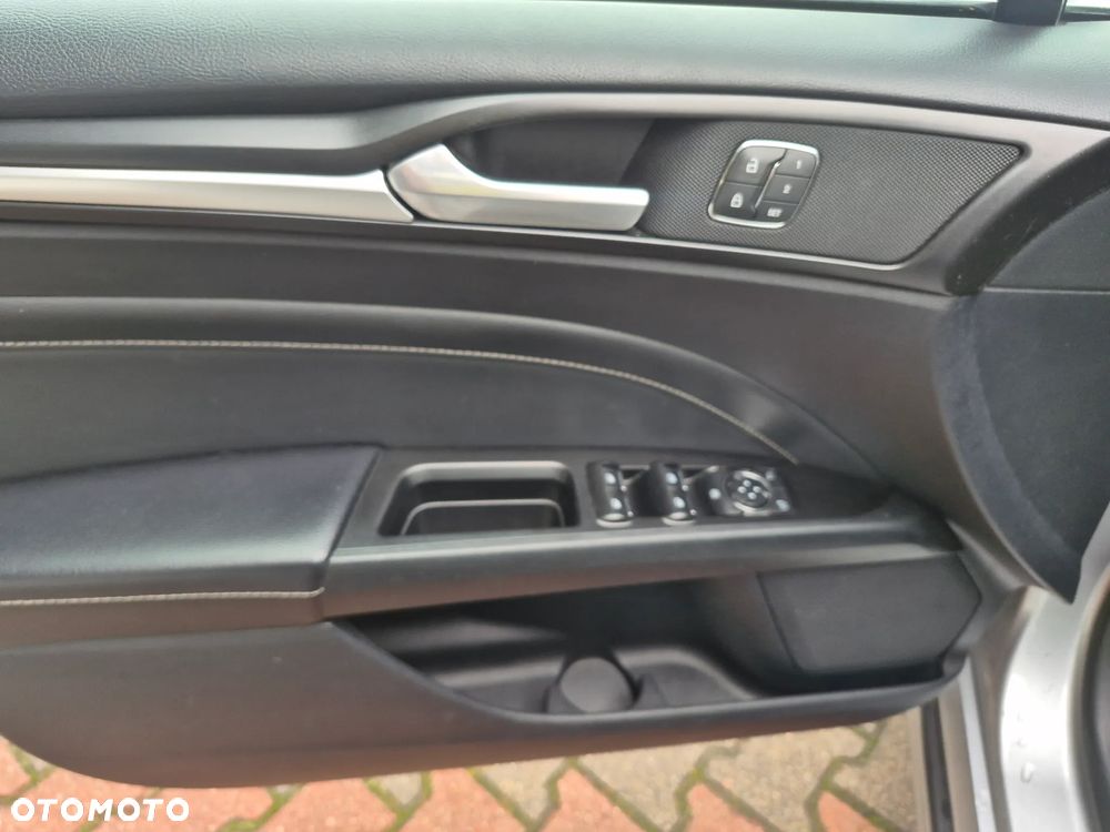 Ford Fusion 2.0 EcoBoost Titanium - 19
