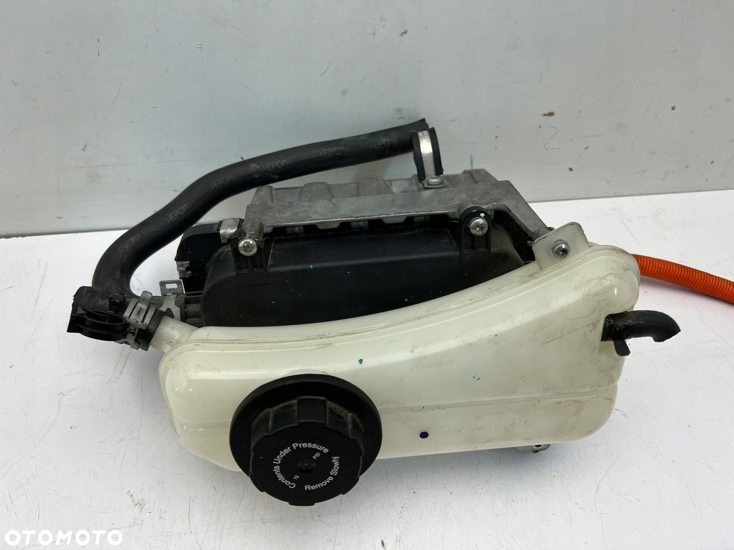 FISKER KARMA PODGRZEWACZ PŁYNU ZBIORNICZEK HEATER - 3