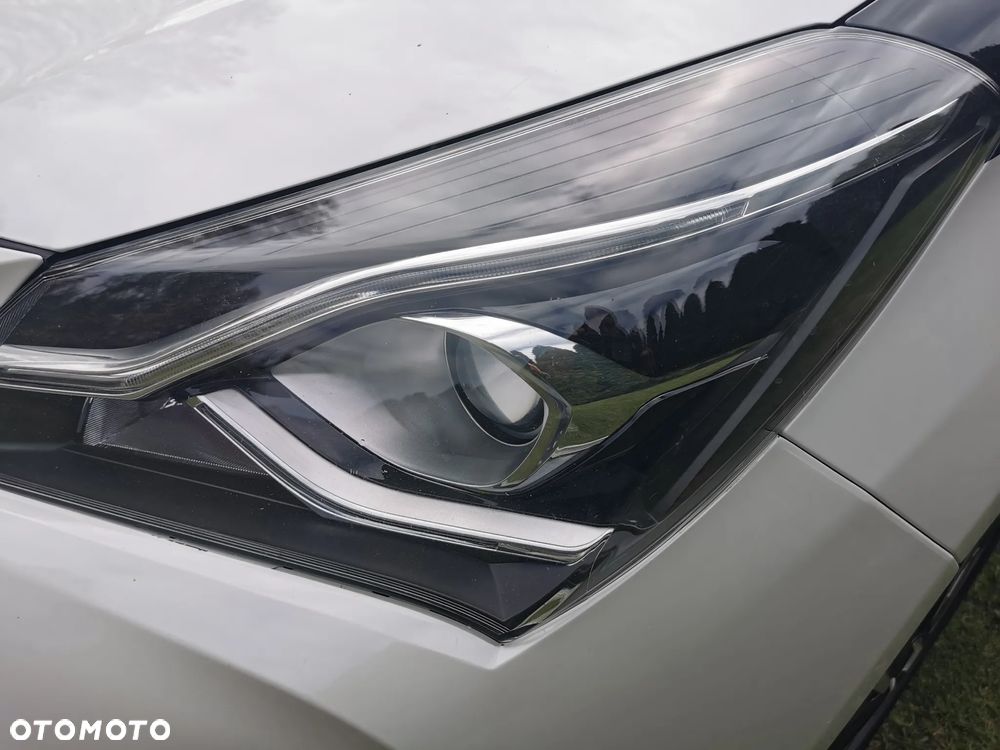 Toyota Yaris Hybrid 100 Selection - 17