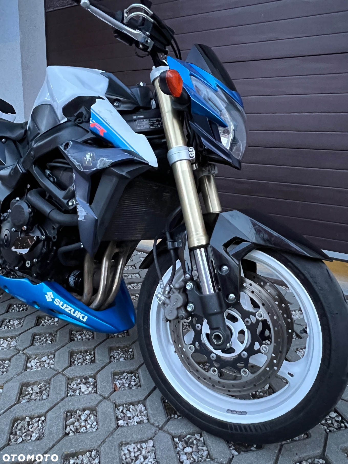 Suzuki GSR - 10