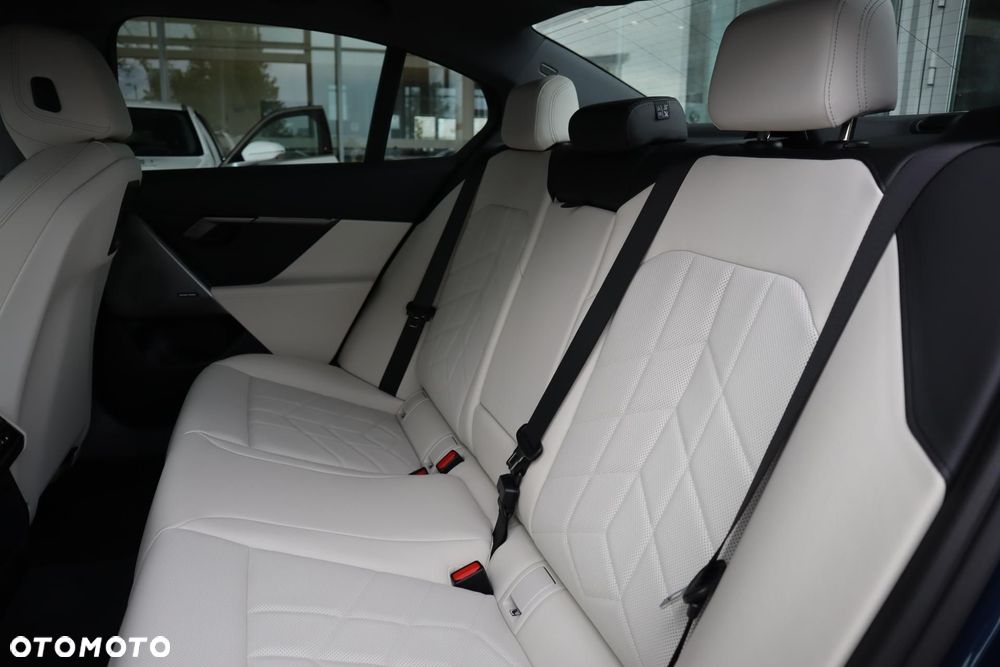 BMW i5 - 12