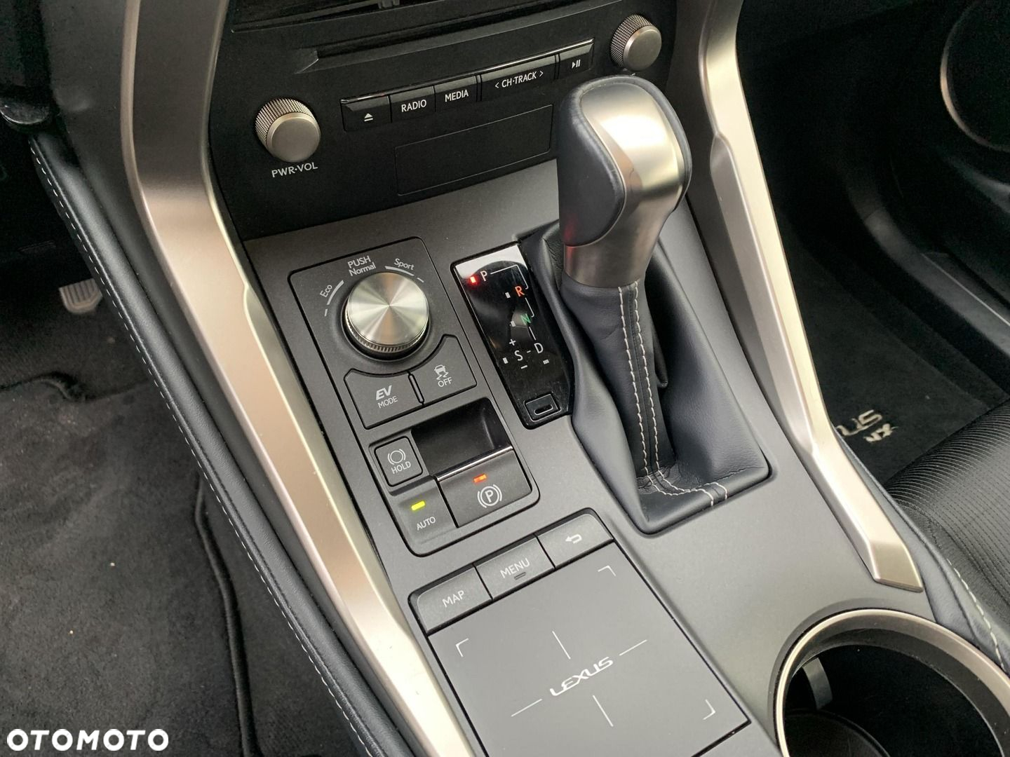 Lexus NX 300h Business Edition AWD - 19