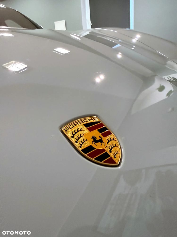 Porsche Taycan - 32