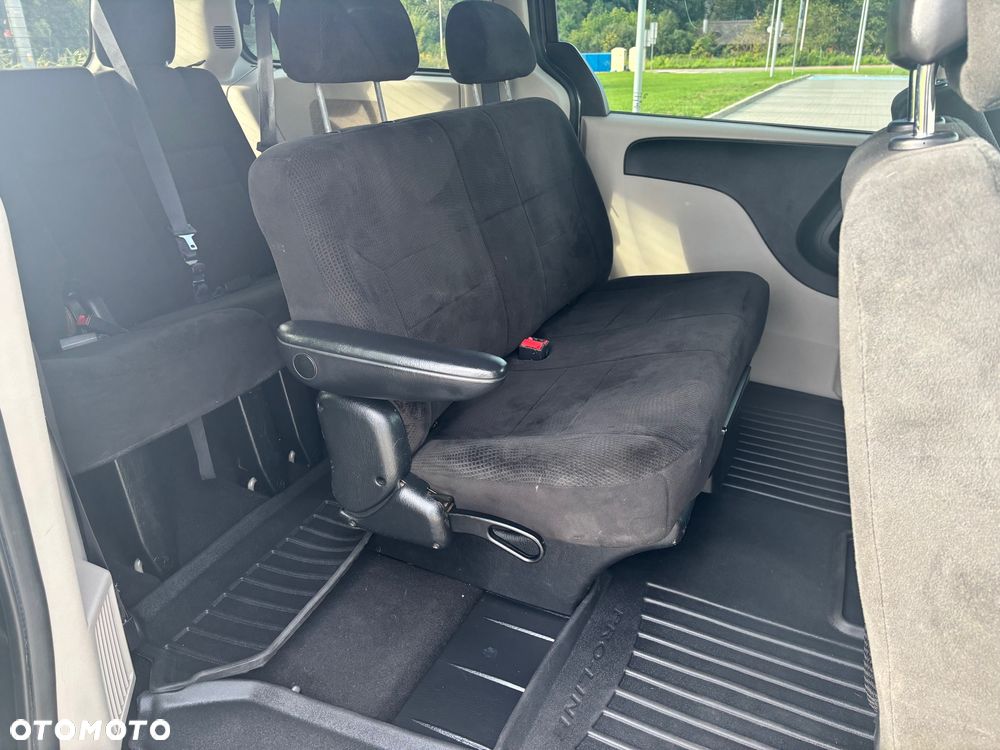 Dodge Grand Caravan - 11