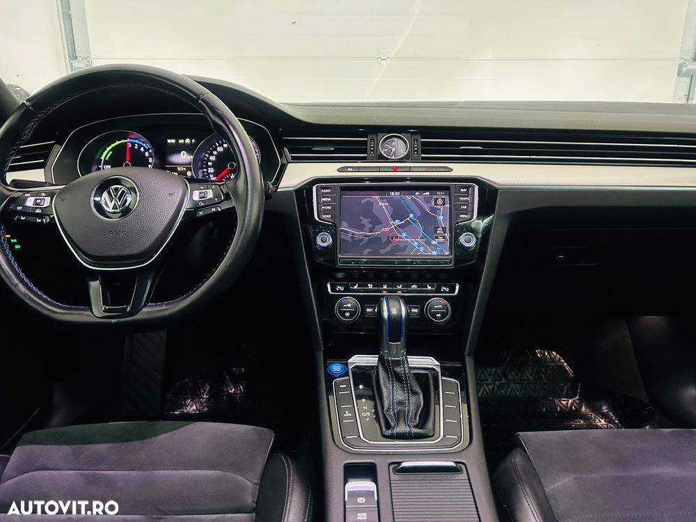 Volkswagen Passat - 1