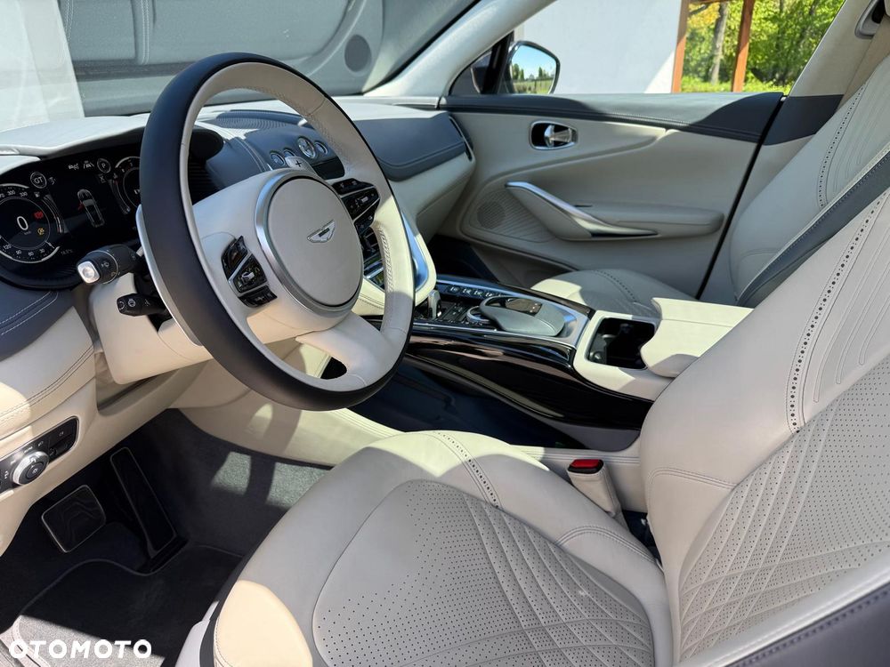 Aston Martin DBX - 11