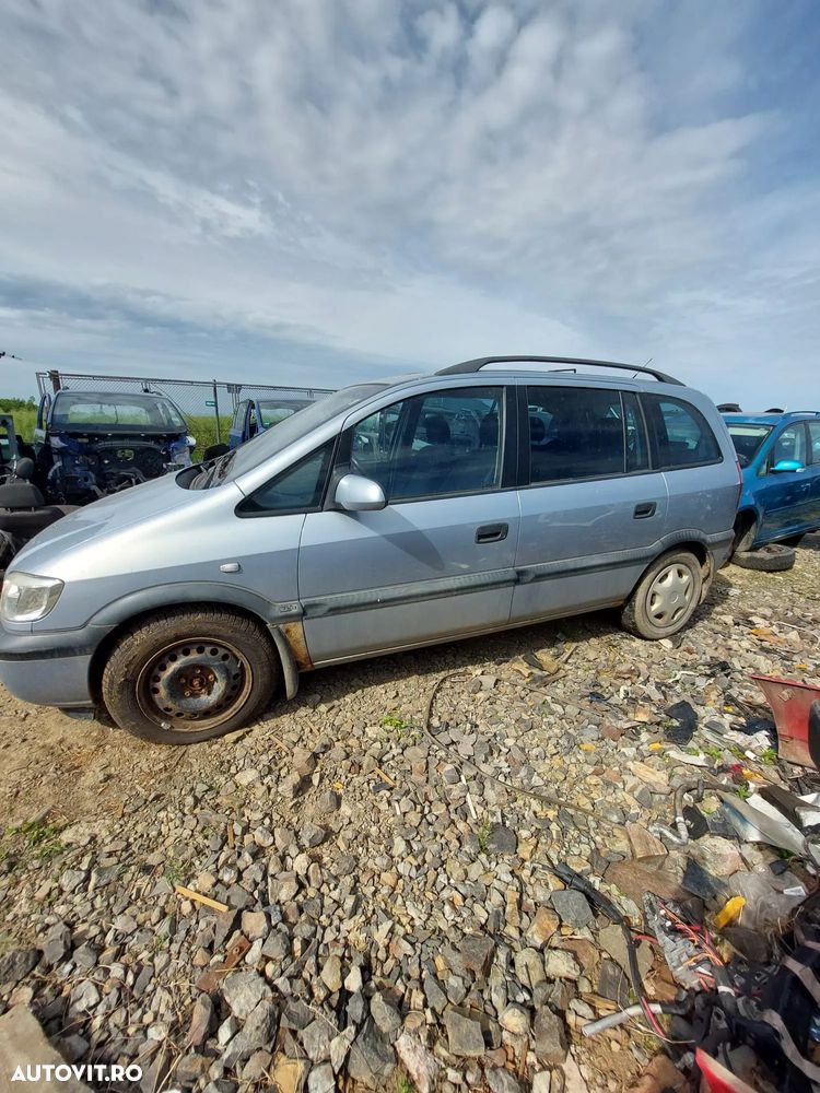 Dezmembrez opel Zafira A 2.0 dti - 1