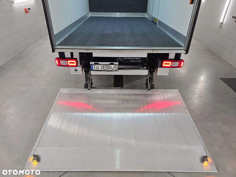Mercedes-Benz SPRINTER 319 3.0 CDI KONTENER 4,28cmDługi 2,29cmSzero 2,24cmWysok + WINDA 750Kg 42Tyś km SERWIS DO OSTATNIEGO Km ASO MERCEDES-BENZ SALON PL STAN NOWY NOWY NOWY FABRYCZNA GWARANCJA - 13