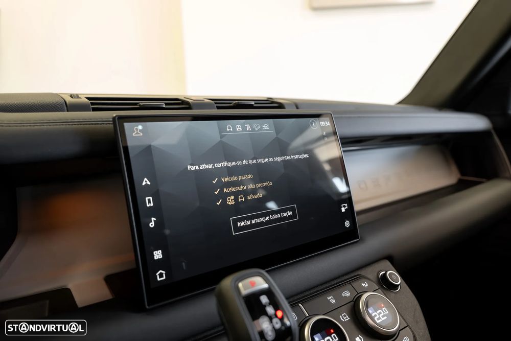 Land Rover Defender 2.0 P300e 110 AWD S - 29