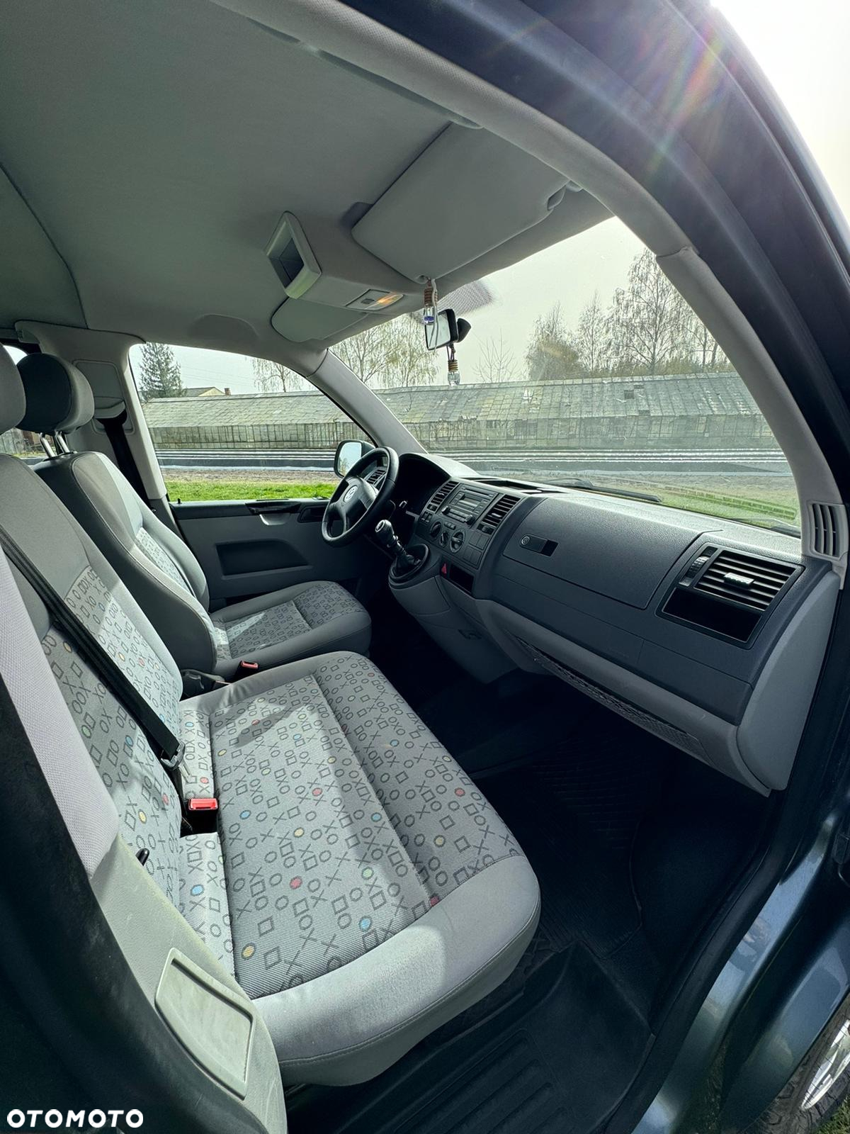 Volkswagen Caravelle - 11