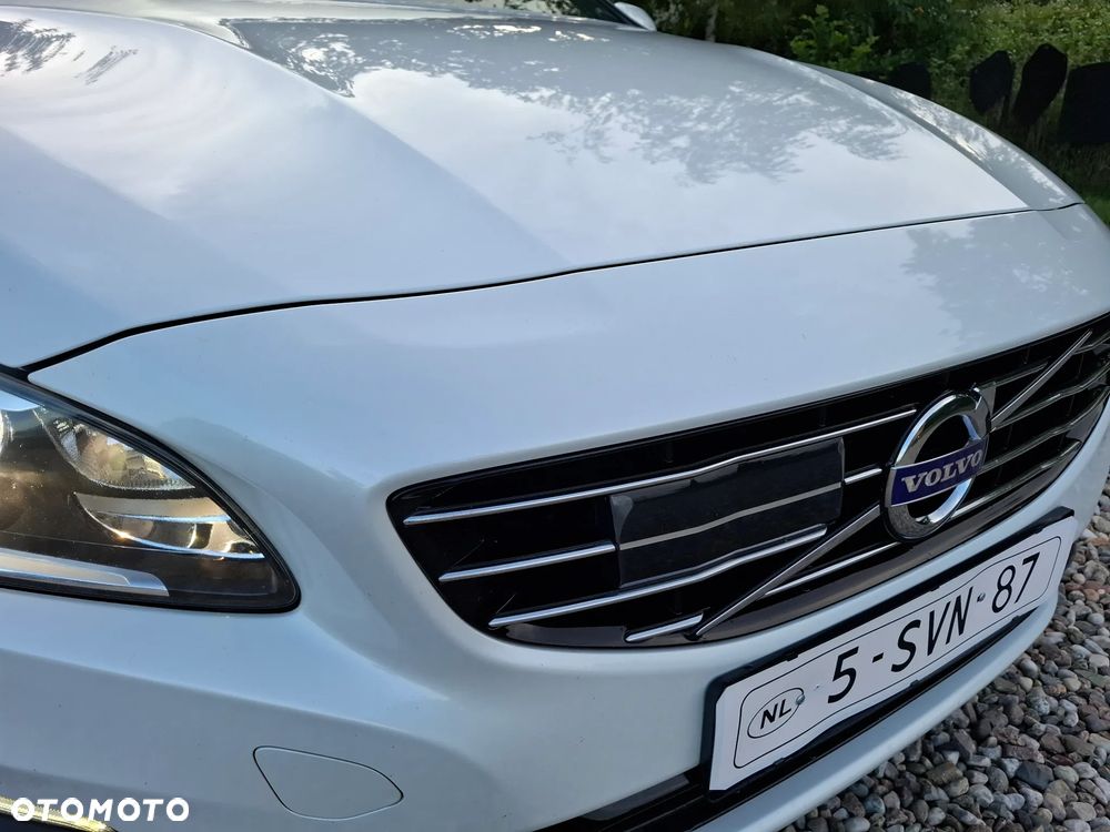 Volvo V60 D6 AWD Plug-in Hybrid R-Design Summum - 25