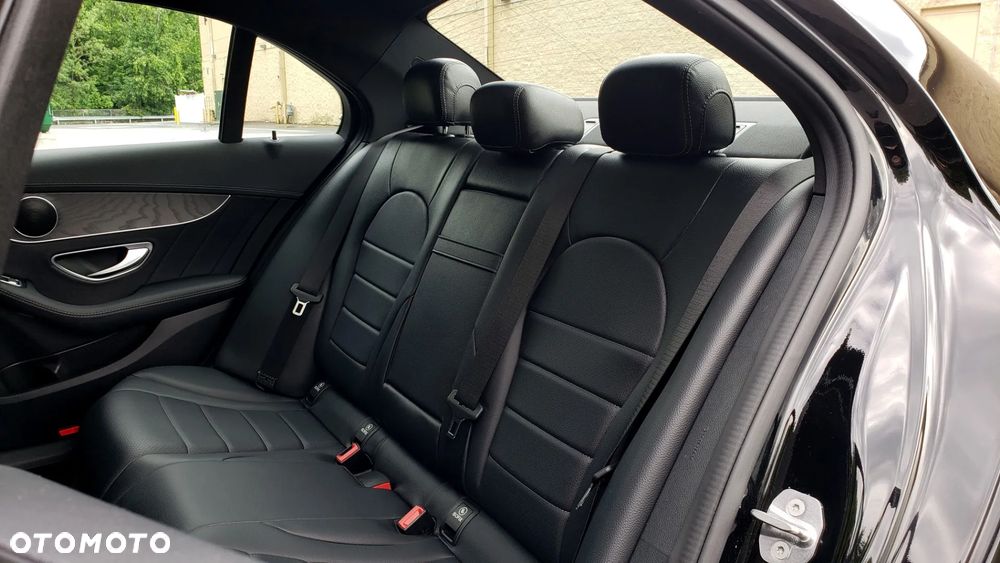 Mercedes-Benz Klasa C 300 7G-TRONIC AMG Line - 19