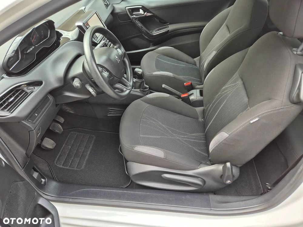 Peugeot 208 - 11
