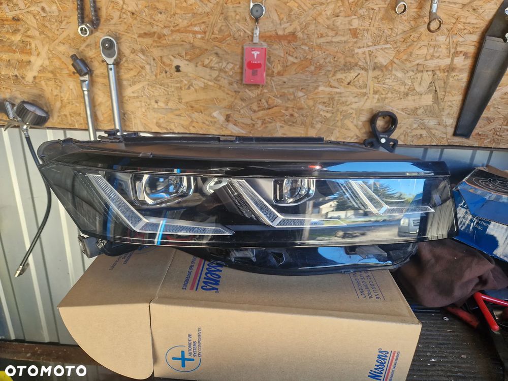 VW Touareg III Lift Lampa przednia prawa full led matrix 761941082H europa - 2