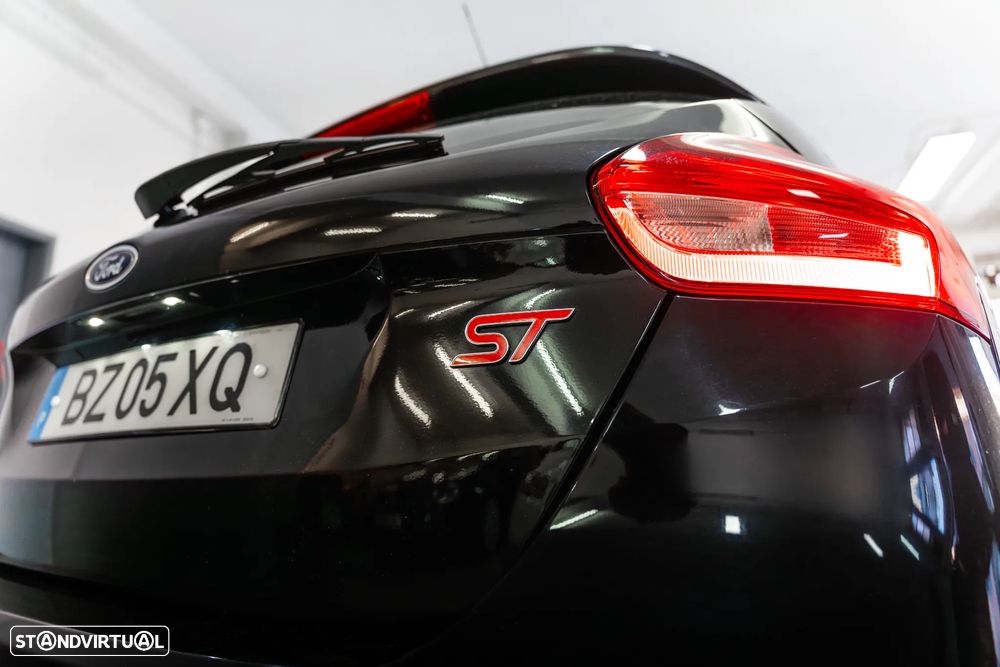 Ford Focus 2.0 EcoBoost ST c/ Pack Pele Desportiva - 19