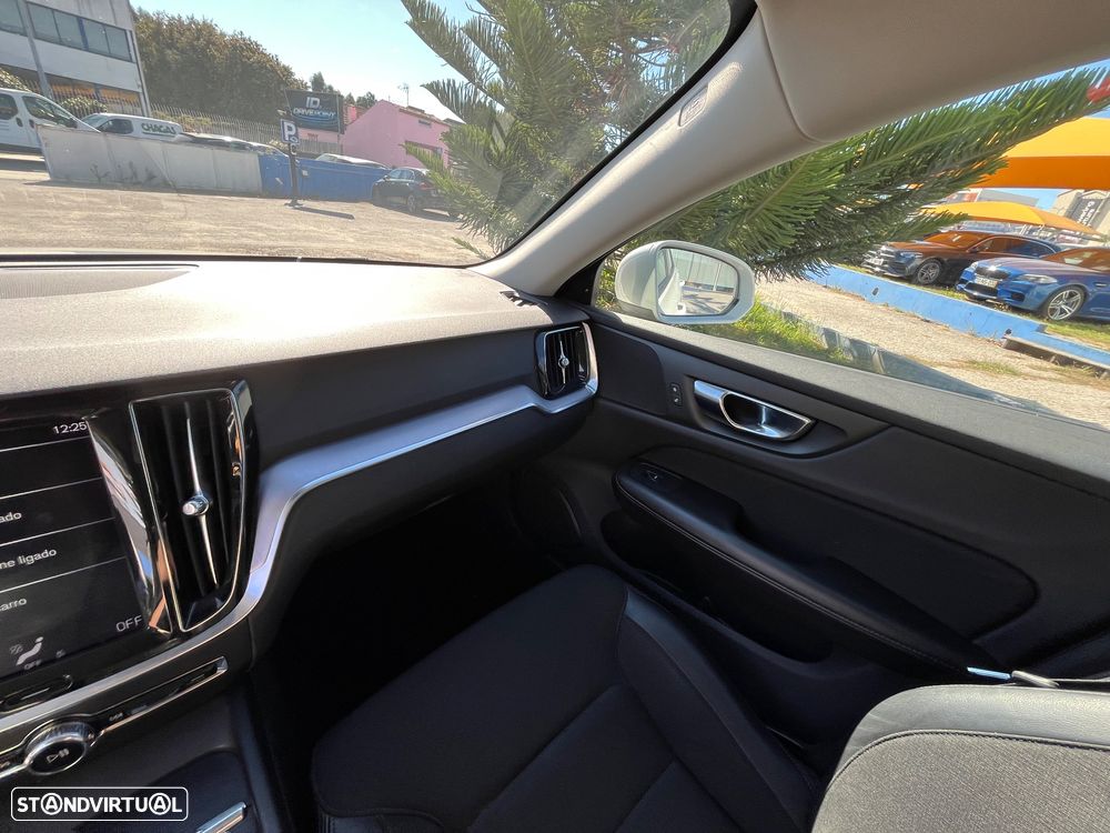 Volvo V60 2.0 D3 Momentum Plus - 34