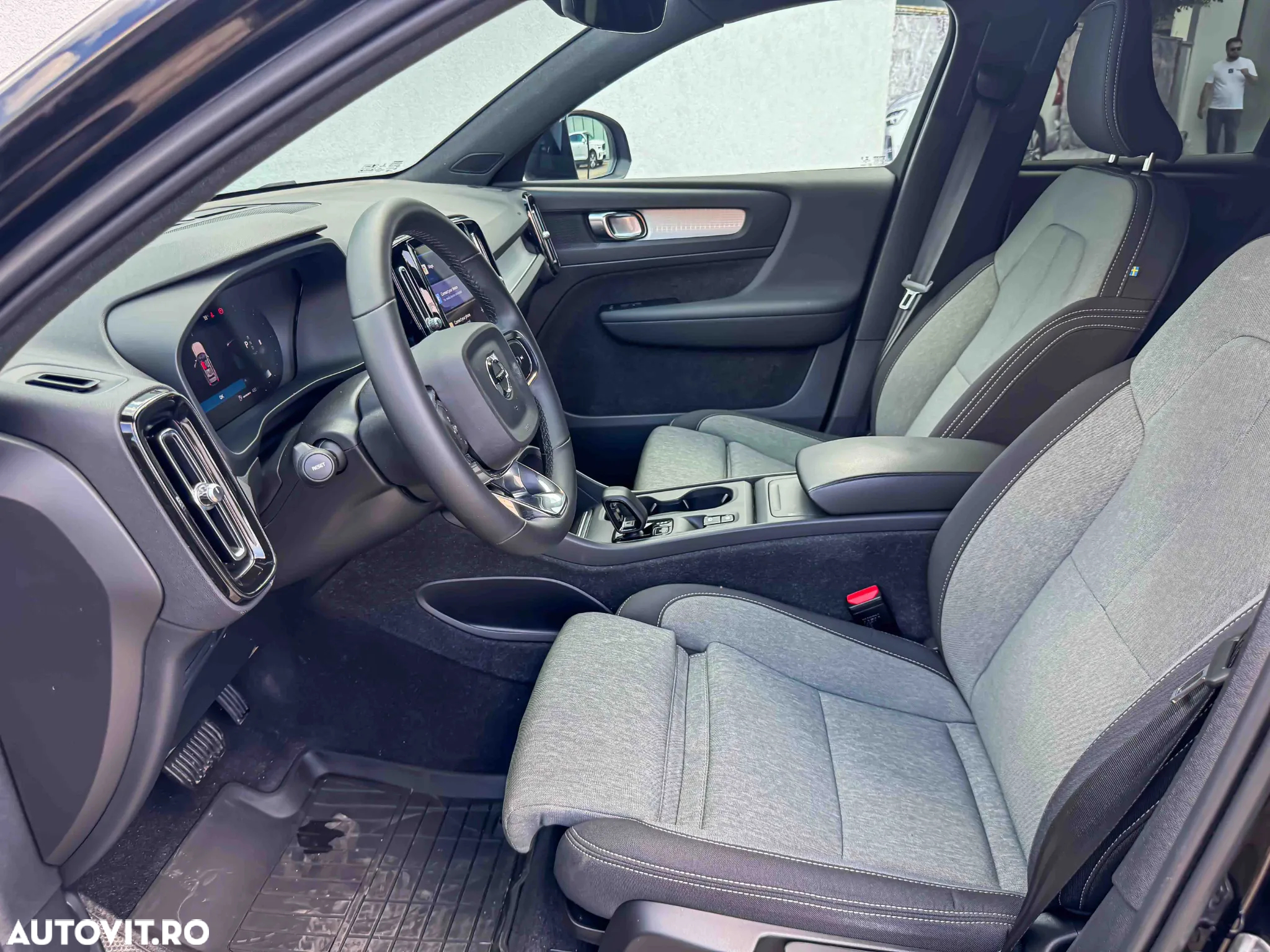 Volvo XC 40 B4 AT8 AWD Mild Hybrid Momentum Pro - 34