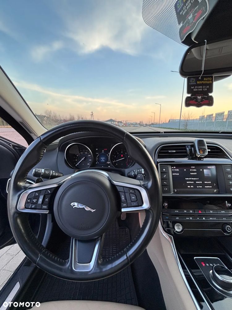 Jaguar XE 2.0 T Prestige - 26