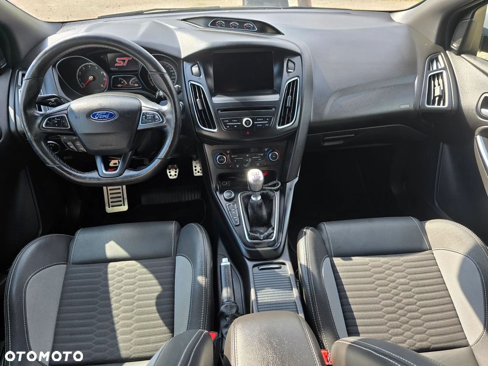 Ford Focus Turnier 2.0 EcoBoost ST mit Leder-Sport-Paket - 8