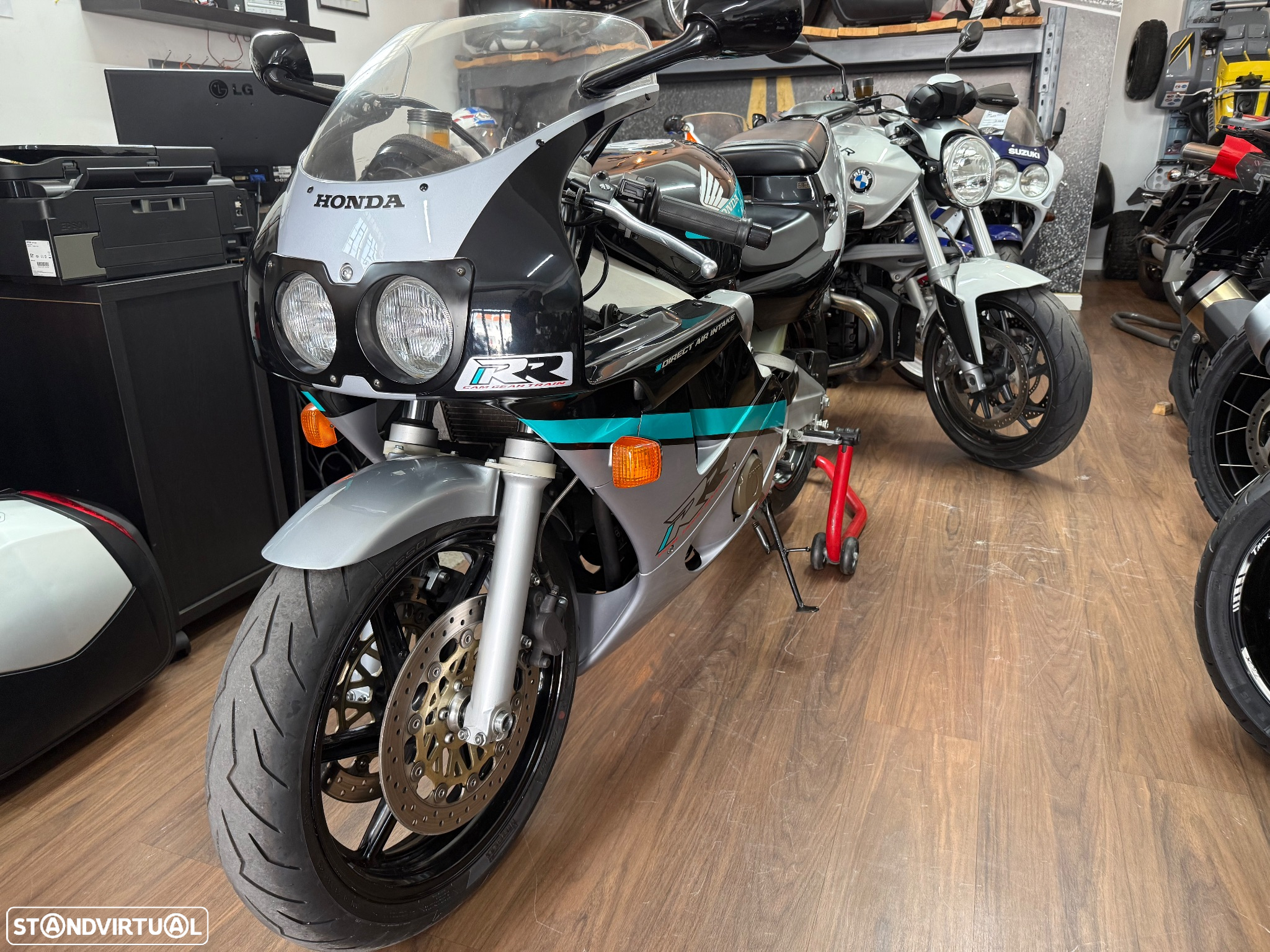 Honda CBR 400 RR - 14