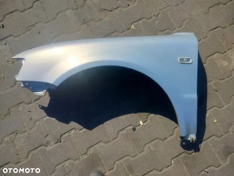 Błotnik lewy przód / Vlokswagen Passat B5 kod lakieru: LB7Z