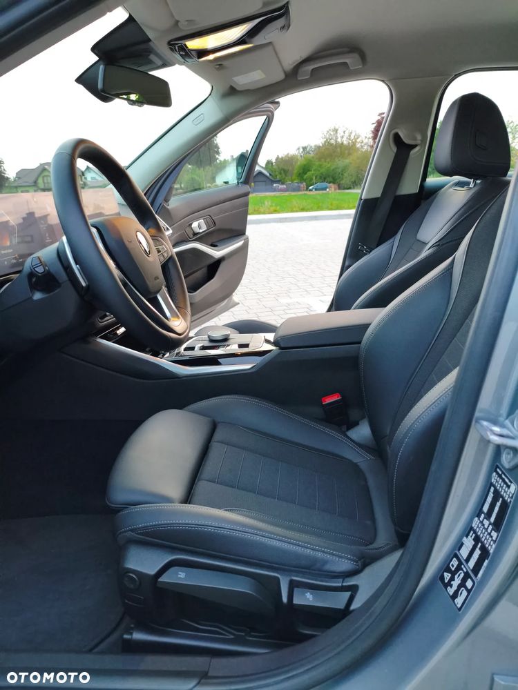 BMW Seria 3 320d xDrive mHEV - 27