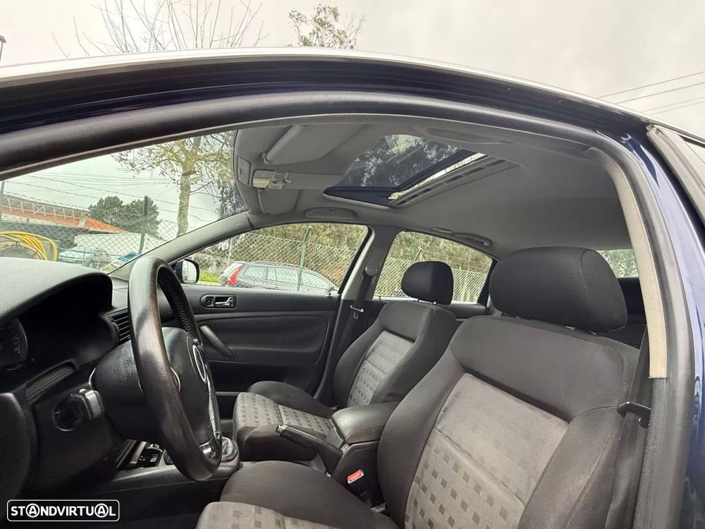 VW Passat 1.9 TDi Highline - 11