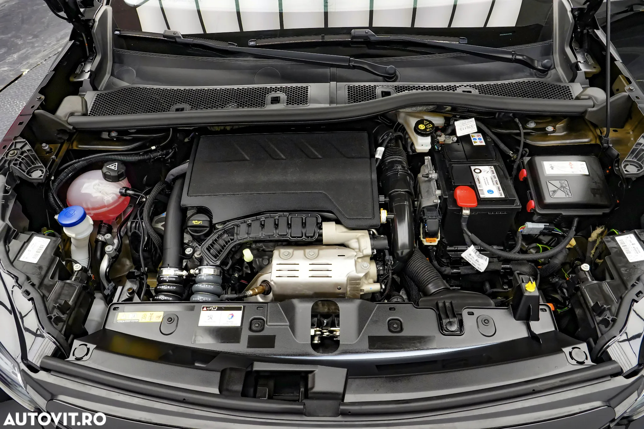 Peugeot 2008 1.2 L PureTech STT Allure - 24