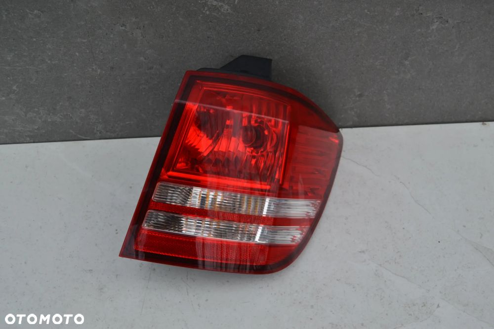 DODGE JOURNEY LAMPA TYŁ TYLNA PRAWA W BŁOTNIK ORYGINAŁ 05067784AB - 1