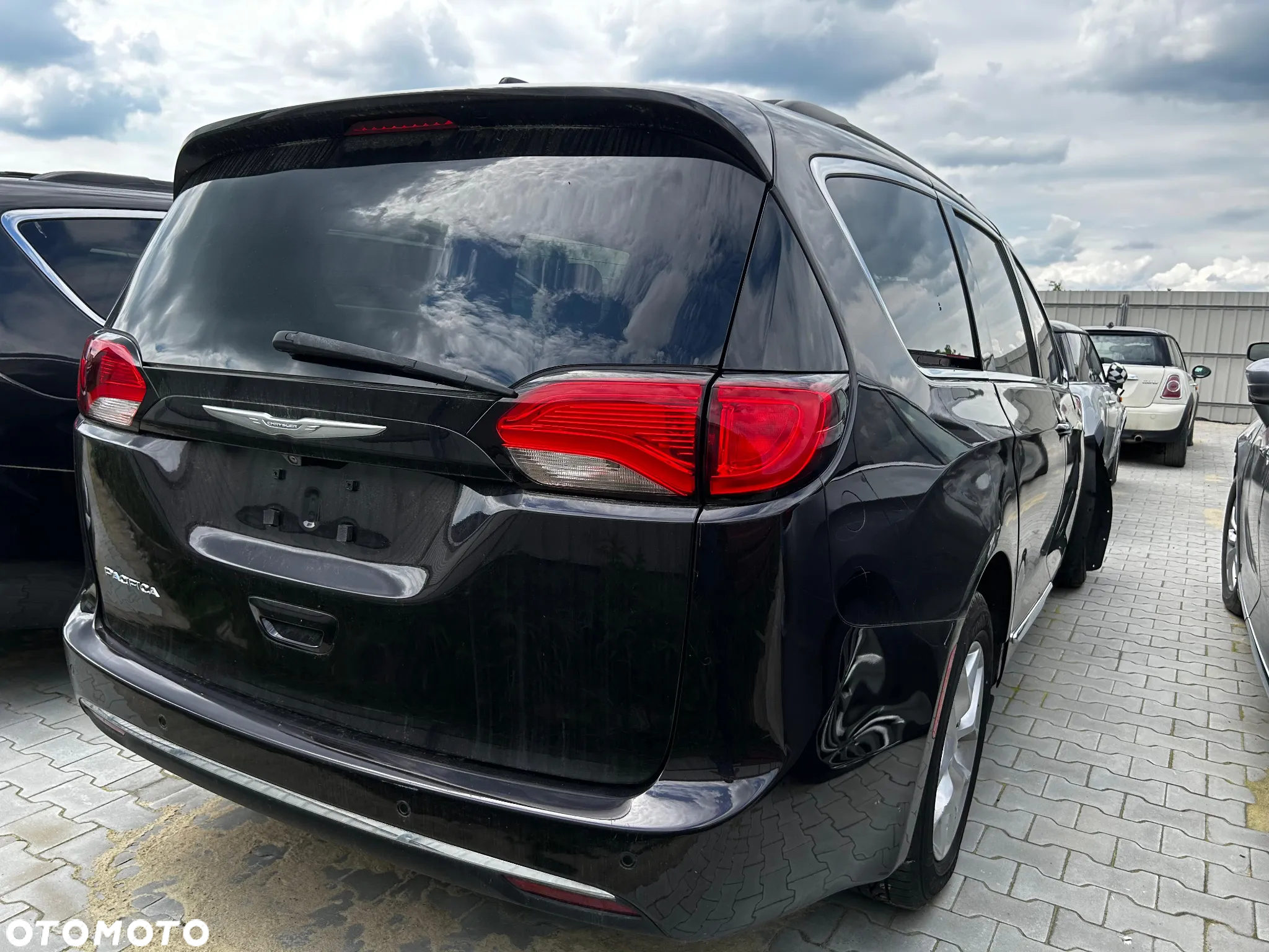 Chrysler Pacifica - 4
