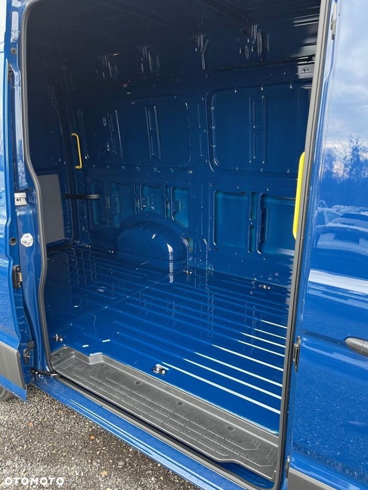 Volkswagen Crafter 35 Furgon z wysokim dachem silnik: 2,0 l EU6 SCR 140 KM / skrzynia biegów: automatyczna 8-biegowa rozstaw osi: 3640 mm - 12