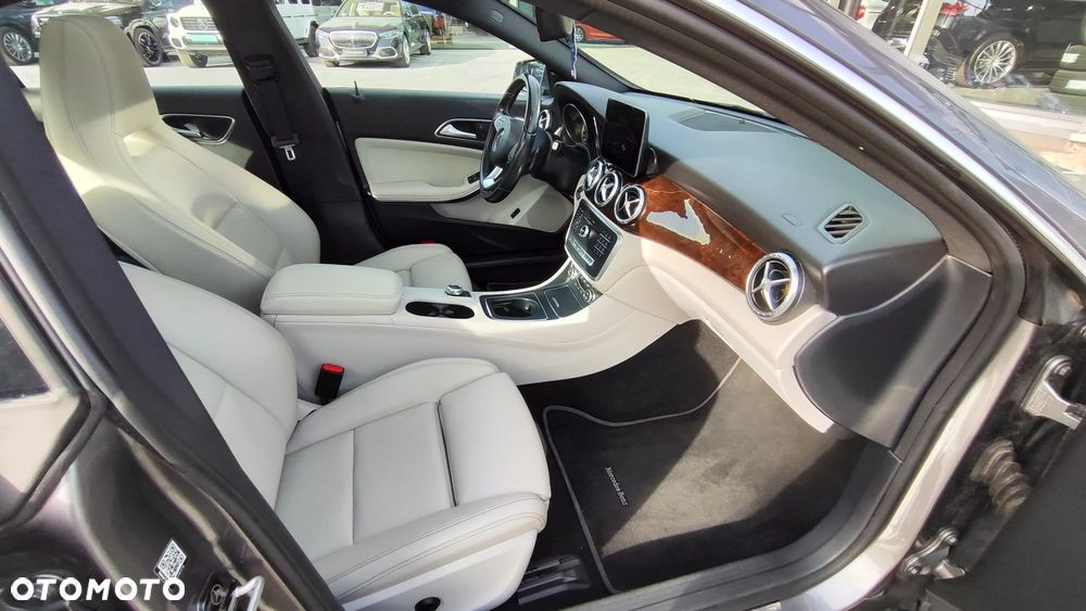 Mercedes-Benz CLA 250 4Matic 7G-DCT Sport - 12