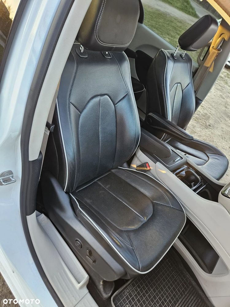 Chrysler Pacifica - 26