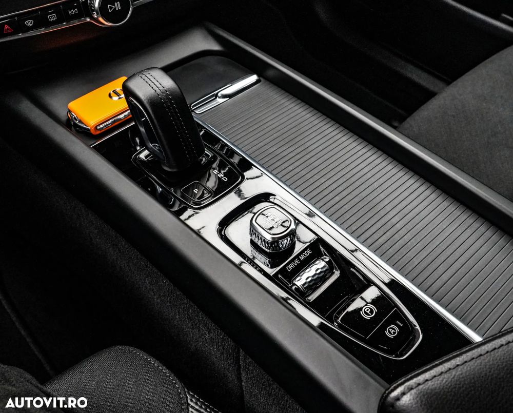 Volvo XC 60 B4 MHEV Momentum - 19