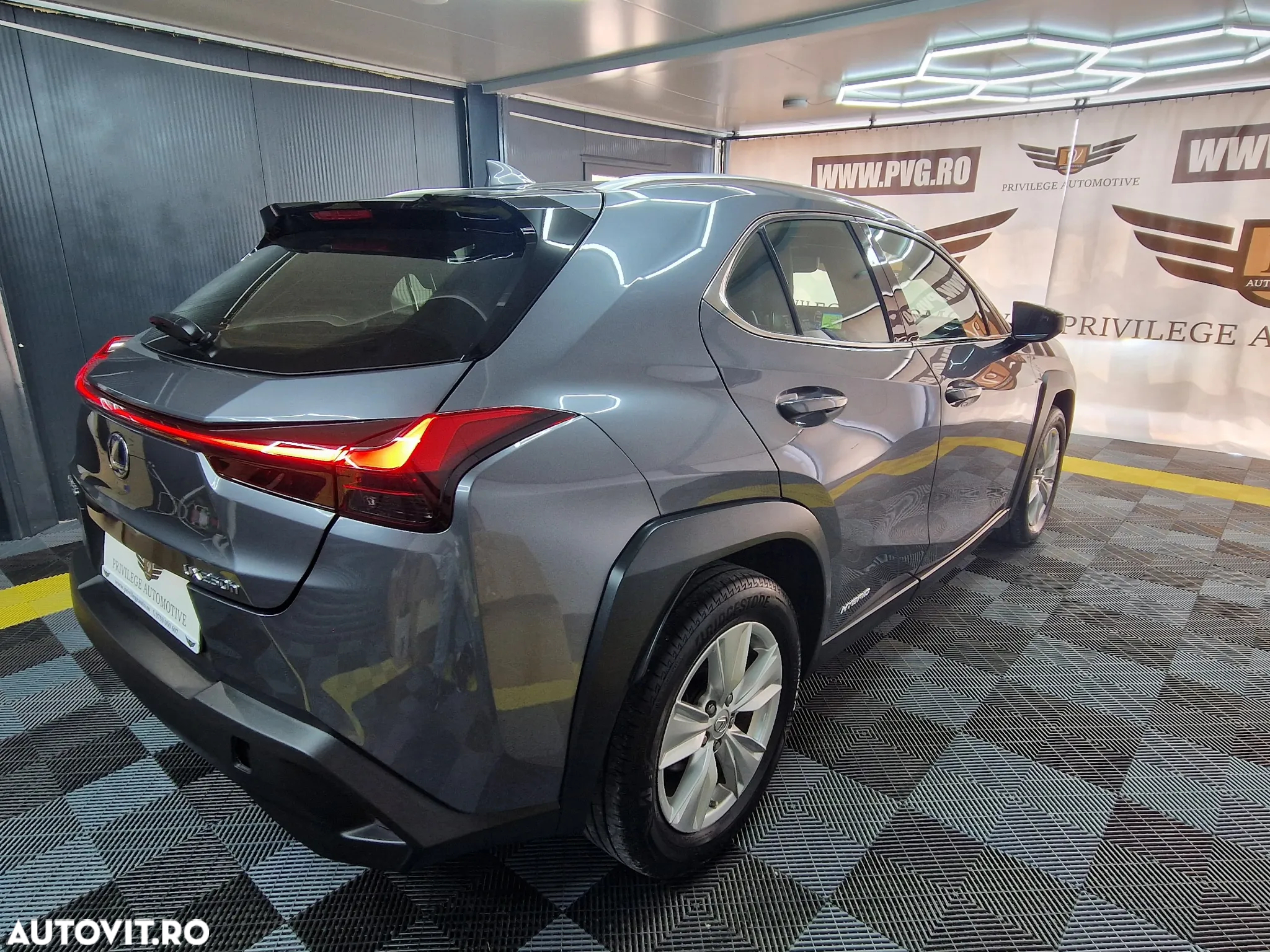 Lexus UX 250h Business Edition - 4